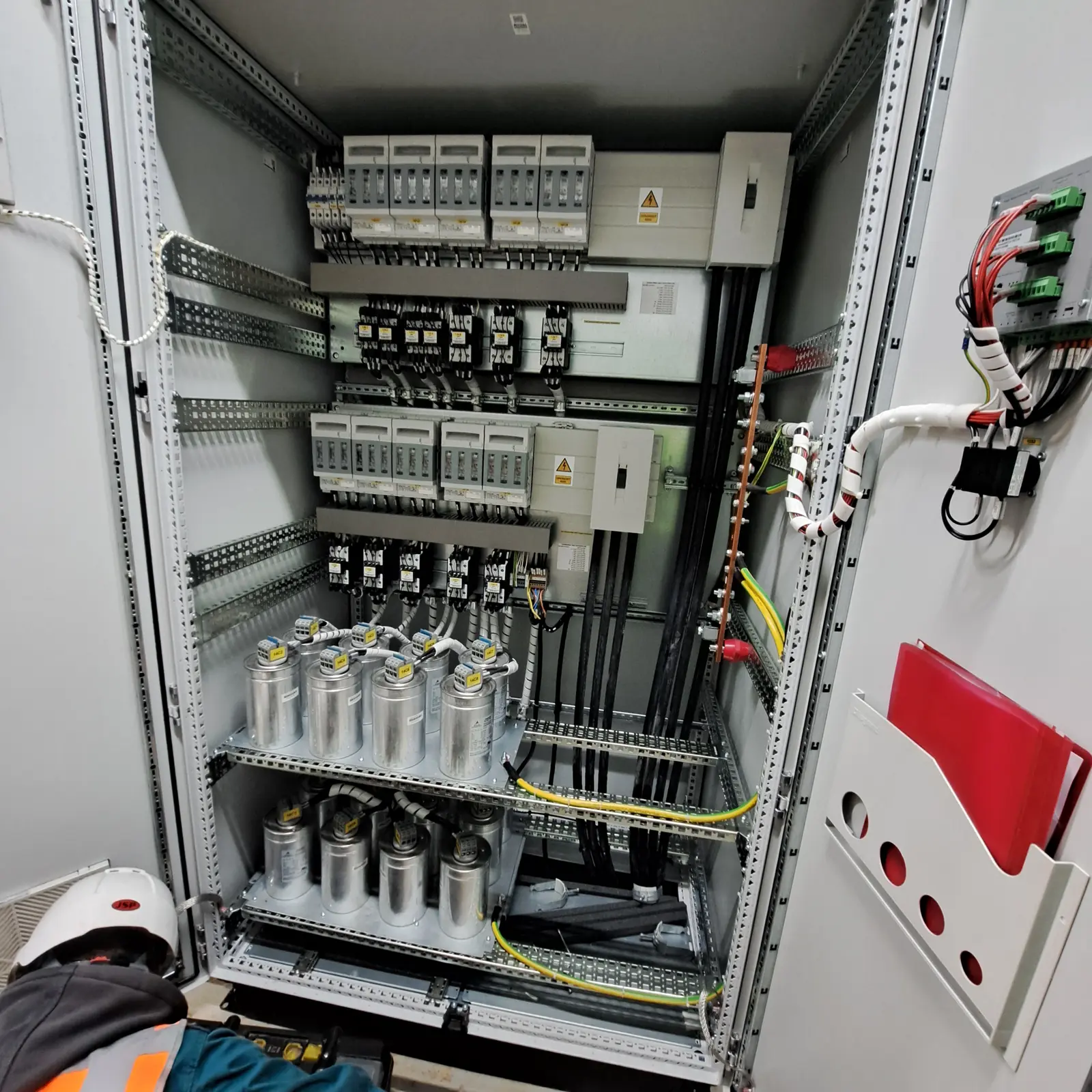 Kondenzatorski orman 500 kVAr sa prigušnicama, kontaktorima i regulatorom